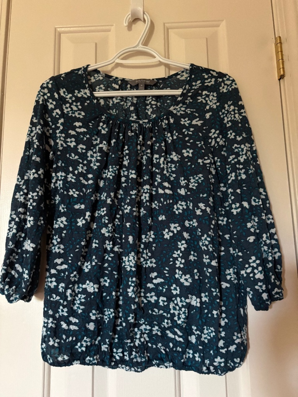 Daisy Fuentes Size Medium Blue Floral Top